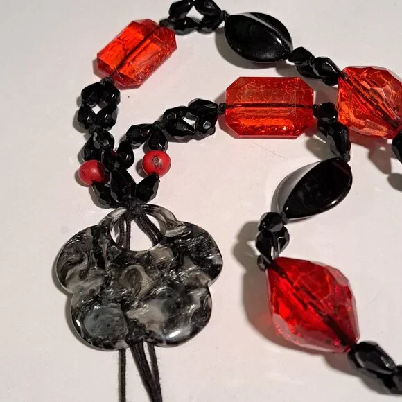 Chunky red and black beaded necklace with flower pendant - Picture 3 of 4